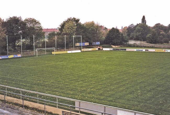 Neugestaltung eines Rasensportplatzes und Neuerrichtung einer Zuschauertribünenanlage in Dresden - Laubegast
